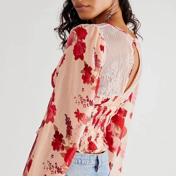 NEW✨🛍️ Free People Daphne Abstract Floral Blouse with Ruching in Pink - Picture 3 of 9